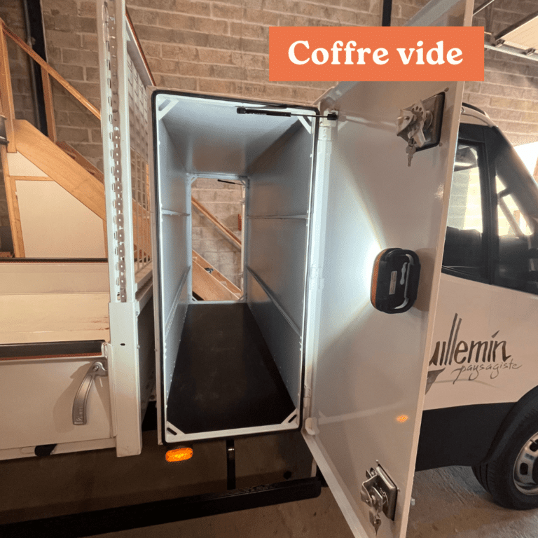 Vue de l’intérieur vide du coffre d’un camion benne Iveco Daily, montrant un espace de rangement prêt pour un aménagement.