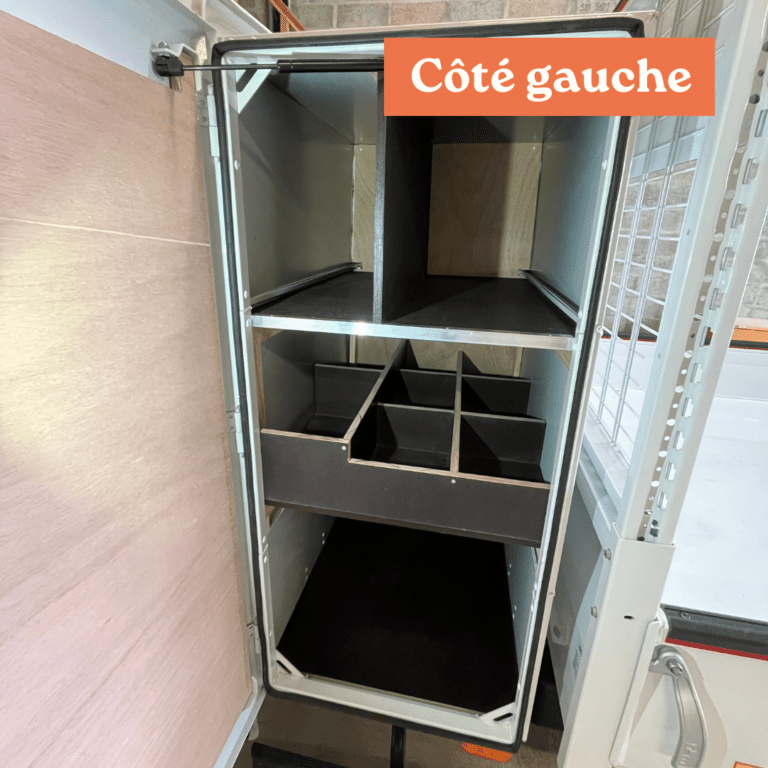 Aménagement du côté gauche de l’intérieur d’un camion benne Iveco Daily, équipé de compartiments et étagères pour optimiser le rangement des outils.