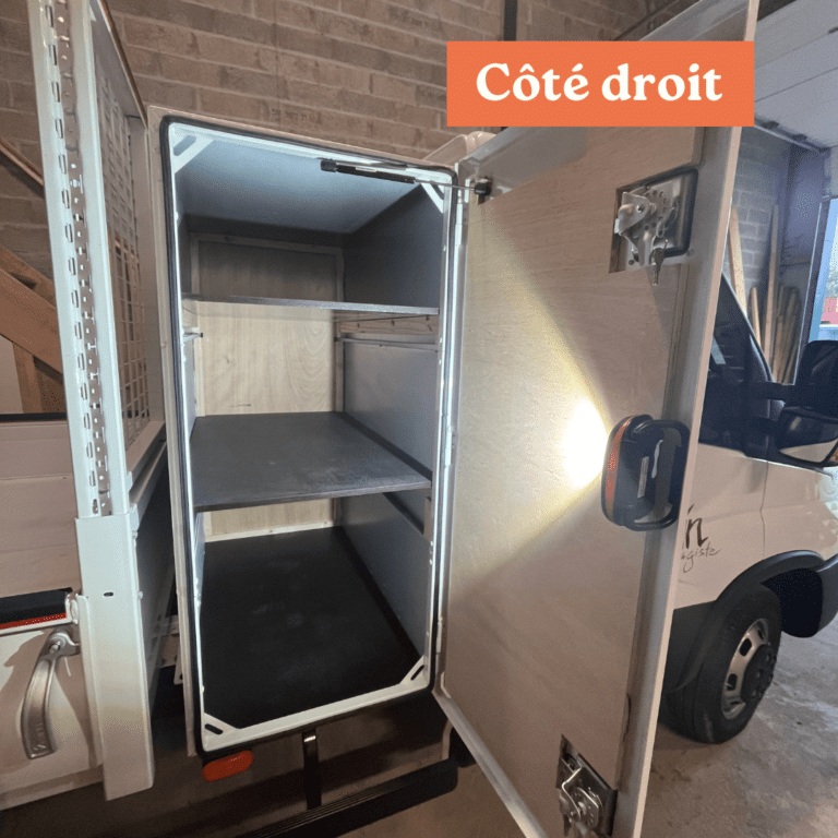 Aménagement intérieur du côté droit d’un camion benne Iveco Daily, montrant des étagères pour le rangement efficace des équipements.